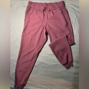 Women’s Lululemon On The Fly Jogger, Burgundy size 8